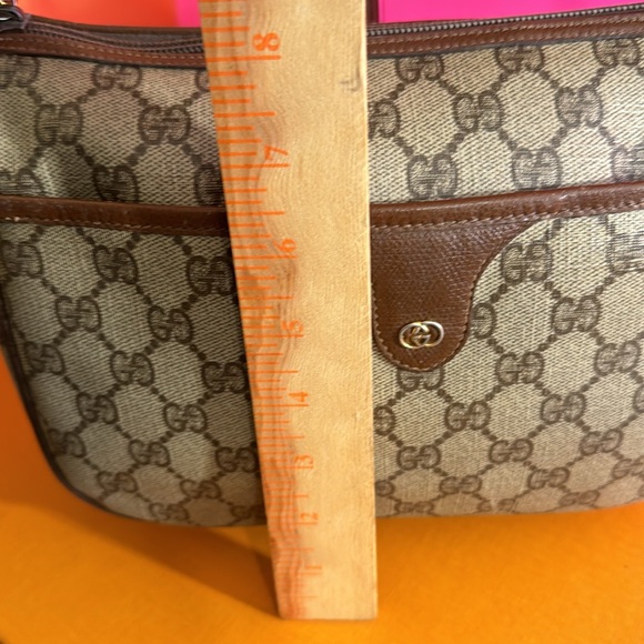 Gucci GG logo crossbody bag a beautiful and clean Gucci bag - Picture 17 of 17